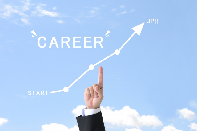 青空を背景にした右上がりの折れ線矢印と「CAREER」の文字のイラスト