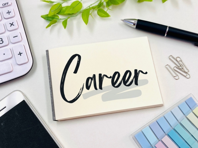デスクの上のメモ帳に「Career」と書かれたイラスト