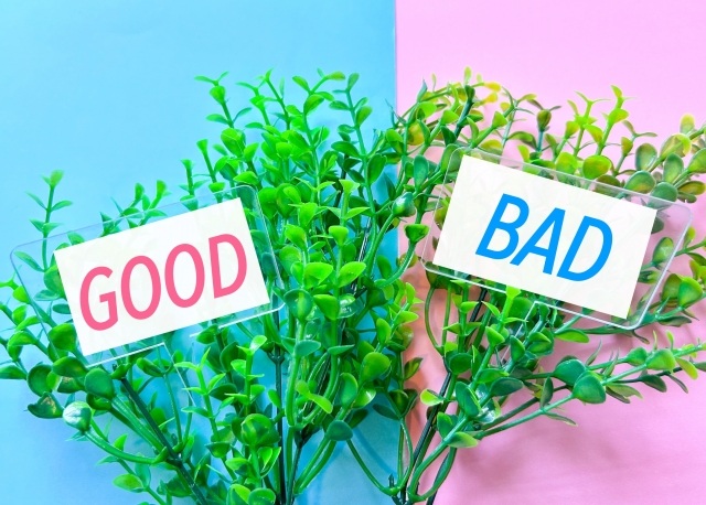 左側に「GOOD」の札、右側に「BAD」の札があるイラスト
