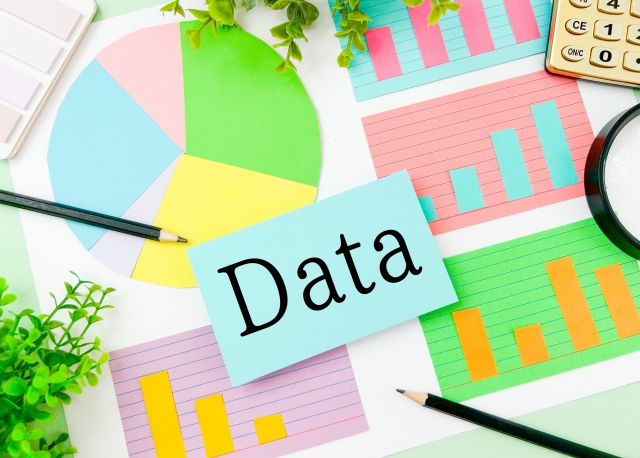 テーブルの上の付箋に「Data」と書かれたイラスト