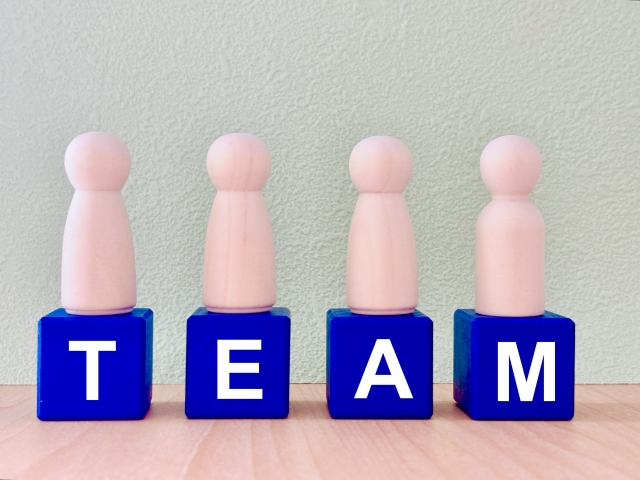 ブロックで「TEAM」と書かれたイラスト