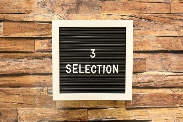 壁の表札に「3 SELECTION」と書かれたイラスト