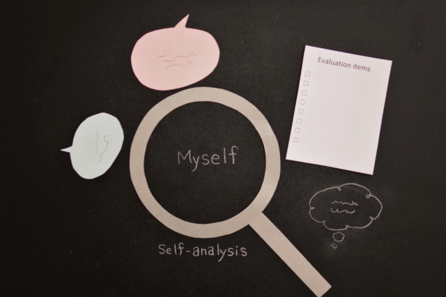 虫眼鏡の中央に「Myself」と外側に「Self-analysis」と書かれたイラスト