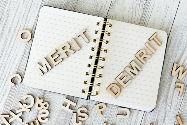 メモ帳に「MERIT」「DEMRIT」とブロックで書かれたイラスト