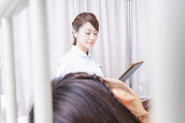 入院患者を回診する看護師の写真