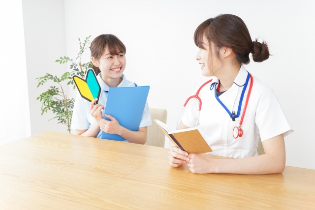新人看護師と先輩看護師の写真