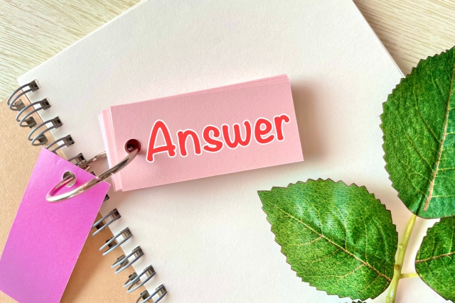 ピンクの付箋に「Answer」と書かれたイラスト