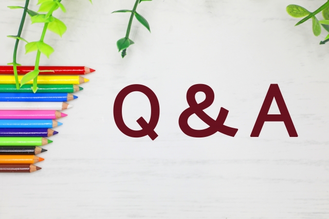 「Q&A」の文字と色鉛筆のイラスト
