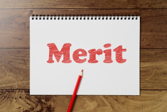 メモ帳に赤ペンで「Merit」と書かれたイラスト