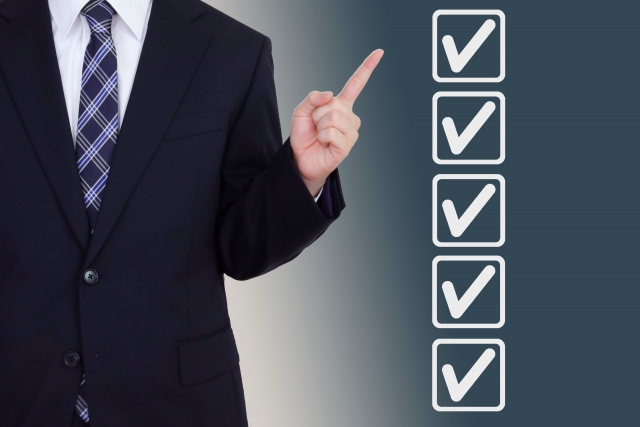 ビジネスマンがチェックマークを指しているイラスト