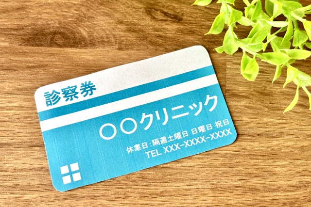 デスクに置かれた診察券のイラスト